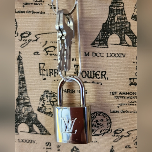 Authentic New Louis Vuitton Silver Lock & 2 Keys No. 448 - Picture 3 of 5